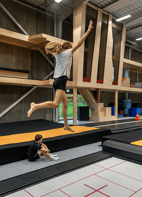 Pige hopper i stortrampolin