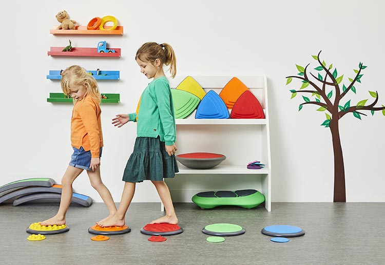 Børn leger med sanseredskaber