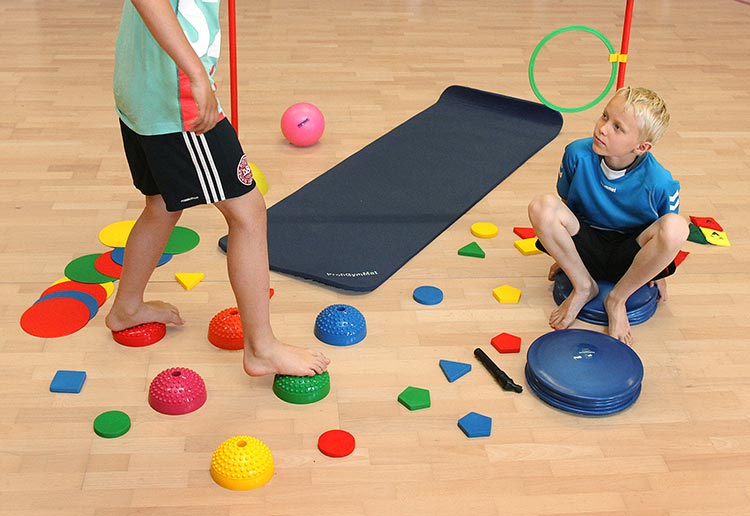 2 drenge leger med motorikredskaber