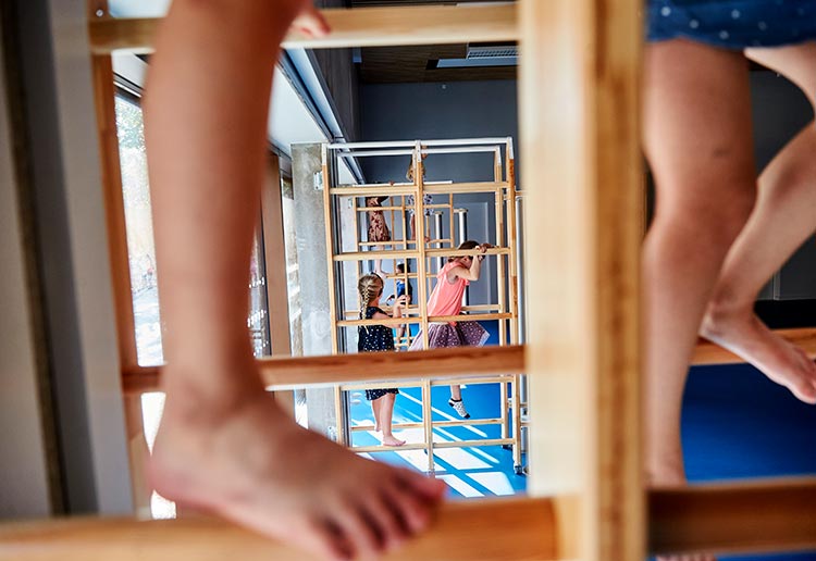 Børn klatrer i ribber