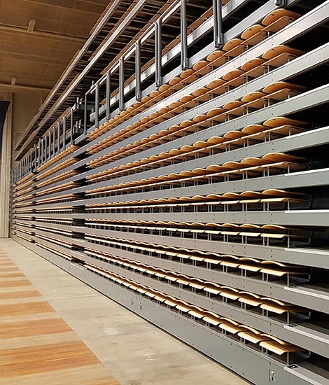 Mobiltribune kørt ind i idrætshal