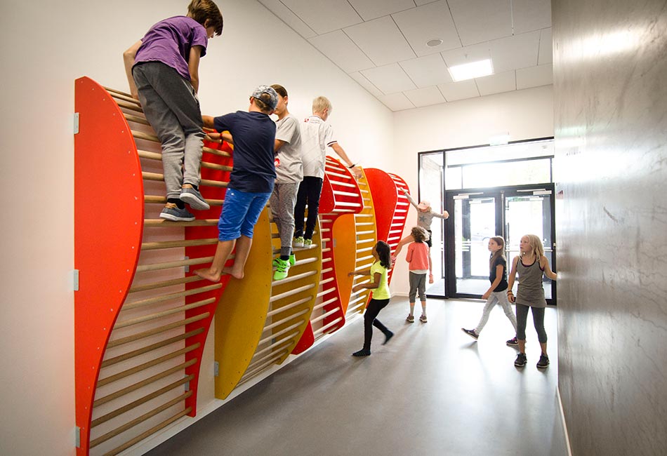 Organiske ribber monteret på skole