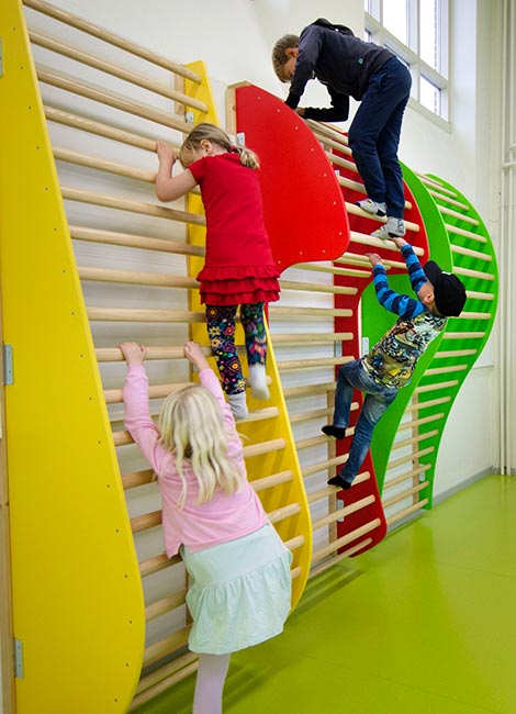 Organiske ribber monteret på skole