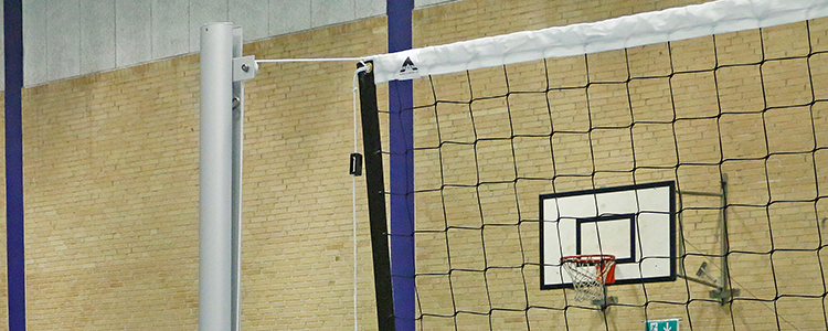 Volleyball-støtter i idrætshal