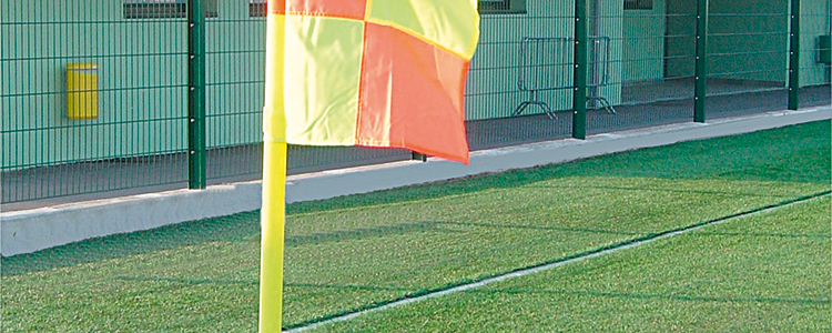 Hjørnestok blafrer i vinden på stadion