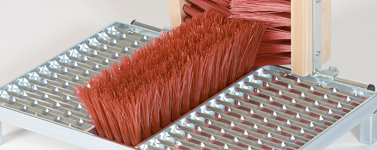 Et stativ til støvlerengøring til idrætsanlæg