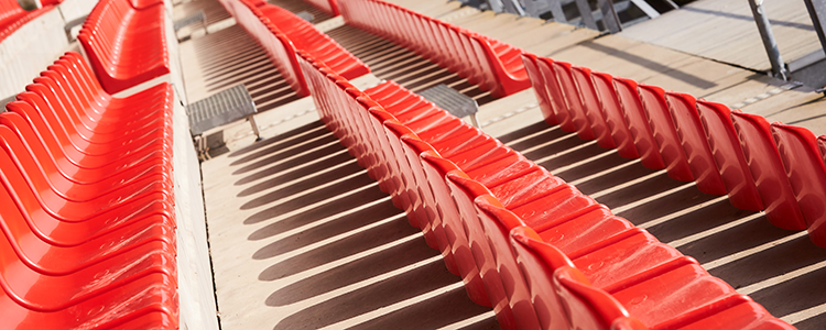 Udendørs tribune med røde plastiksæder