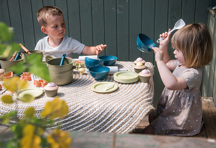 2 børn leger med sandlegetøj