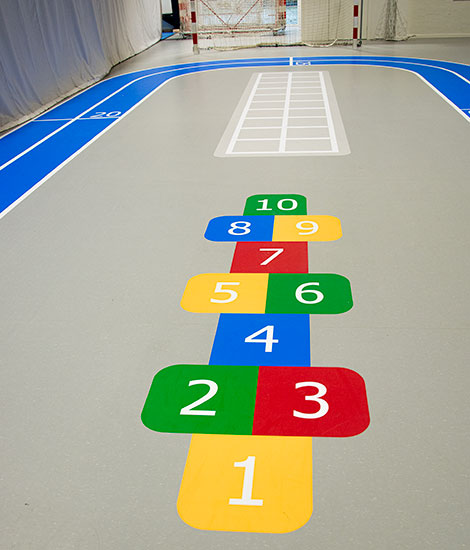 Hinkerude på gulvet i idrætscenter