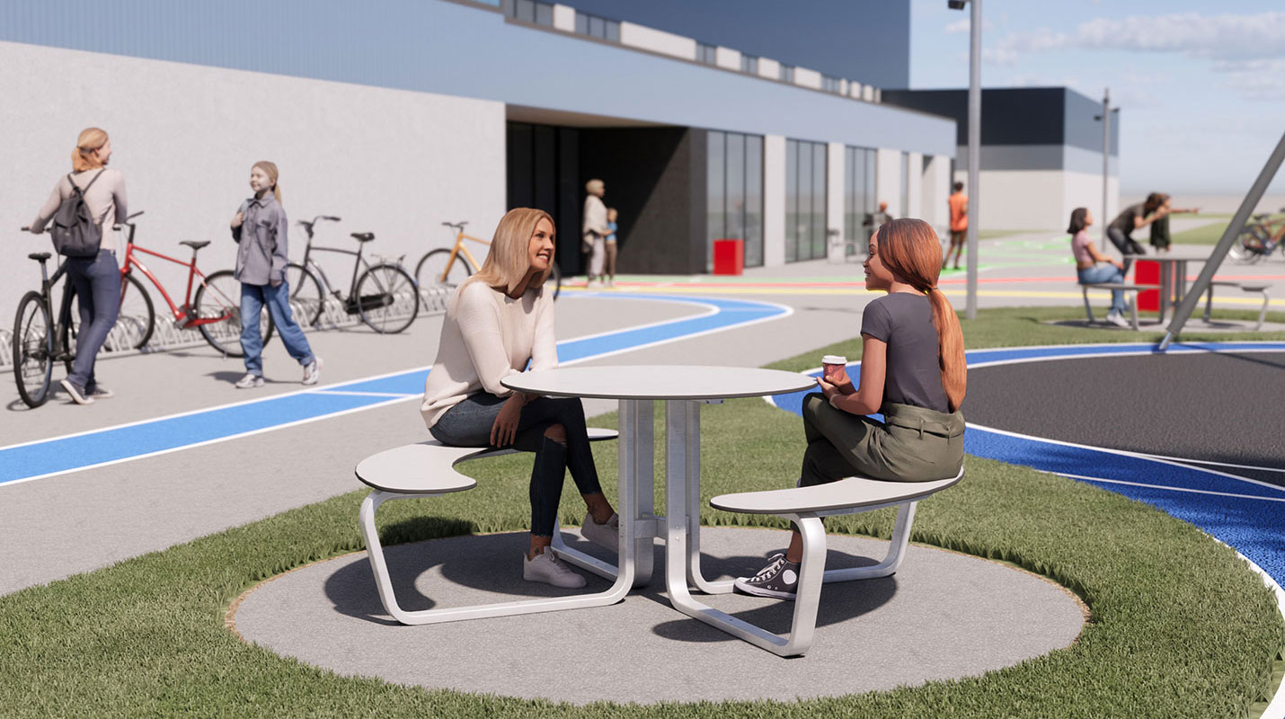 2 piger sidder og snakker ved bord-bænkesæt