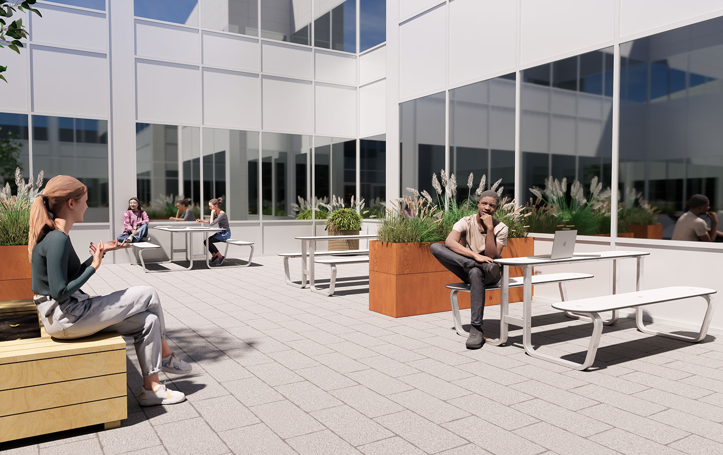 Unge mennesker hygger sig i et gårdmiljø