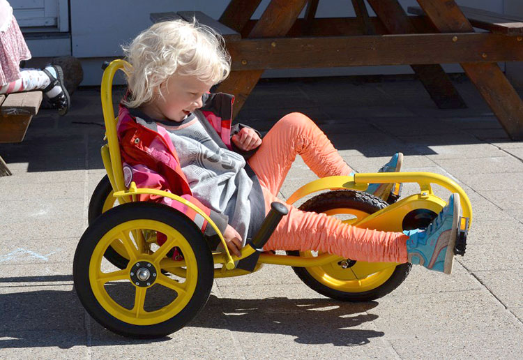 Pige kører på mooncar på legeplads