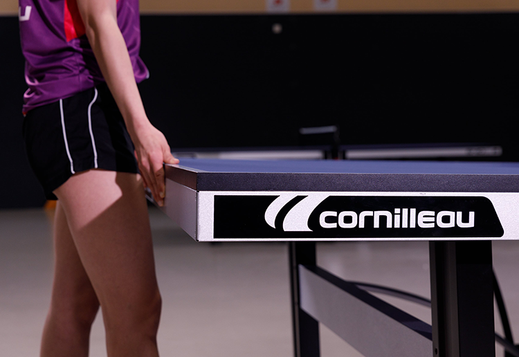 Pige står ved bordtennisbord fra Cornilleau