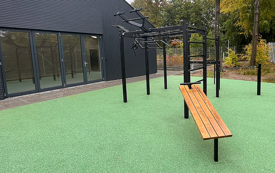 Fitnessstativ med bænk til mavetræning