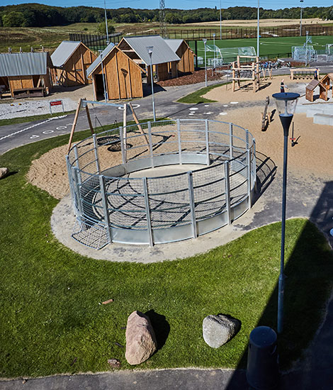 Pannabane i stål på legeplads