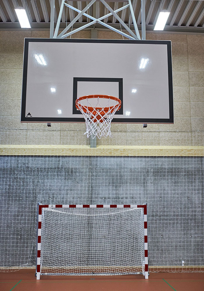 Motorbasket og håndboldmål i hal
