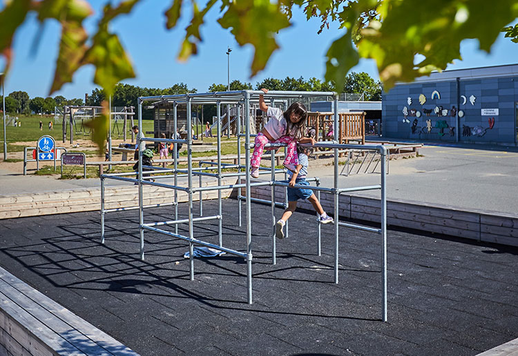 Parkour stativ med underlag af gummifliser på legeplads