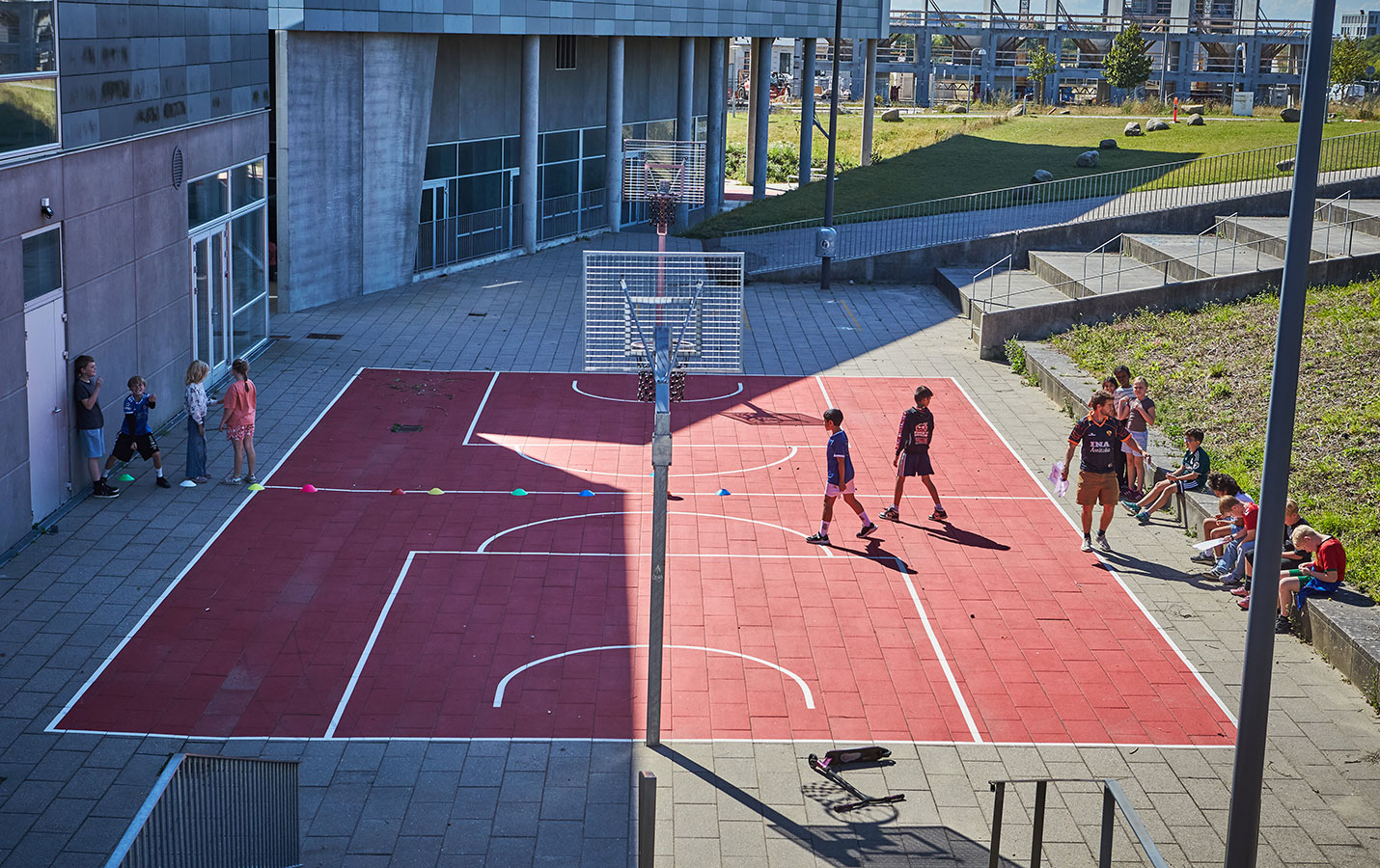 Stor basketball bane på optegnet bane i skolegård